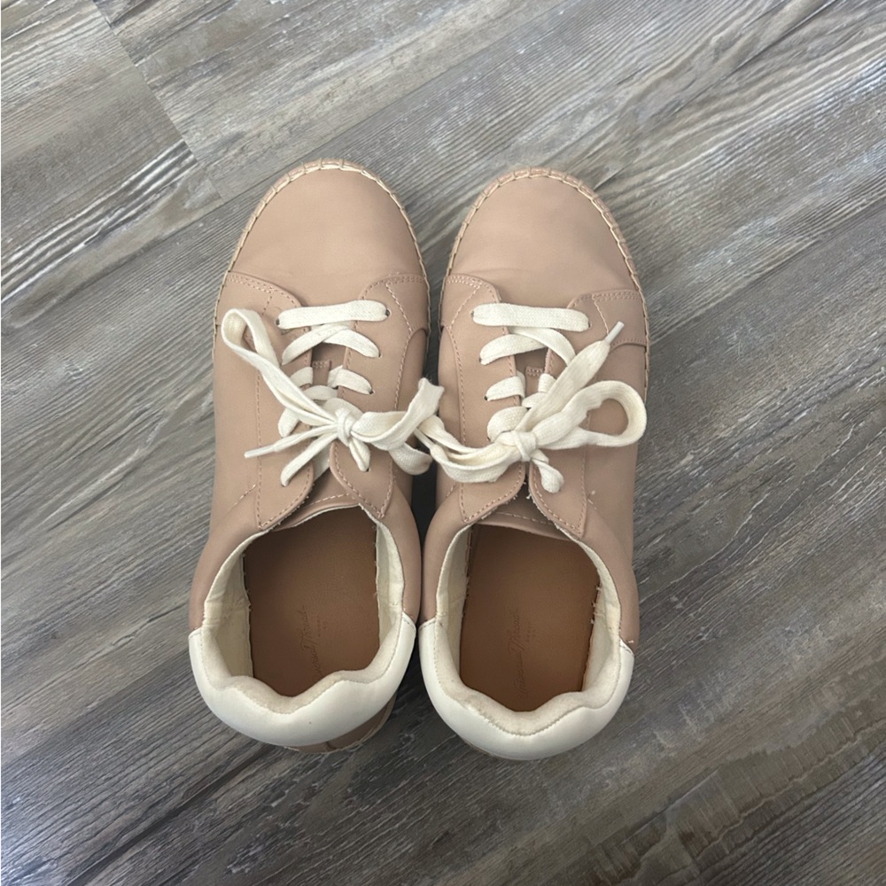 Universal Thread Cream Tan Pink Sneakers Versatile Low-Top Design Size 8